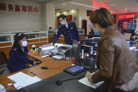 縣行政服務(wù)中心：當(dāng)好“守門員”和“服務(wù)員”