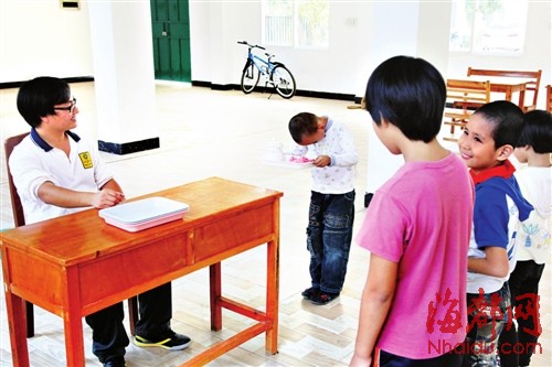 孩子們練習(xí)給校長敬茶