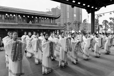 昨日，閩侯縣的閩都民俗園張燈結(jié)彩,，人頭攢動(dòng),。作為今年閩侯元宵節(jié)的重頭戲，今年的展演不僅有才藝表演,，還有不少閩侯特色項(xiàng)目展示,。