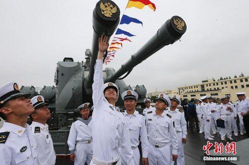 圖為中方海軍官兵參觀俄方光榮級導(dǎo)彈巡洋艦011艦。中新社發(fā) 宋吉河 攝