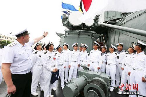 圖為中方海軍官兵參觀俄方光榮級導(dǎo)彈巡洋艦011艦,。中新社發(fā) 宋吉河 攝