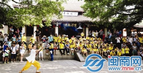 中、日、韓的青少年代表觀看少林武術(shù)表演