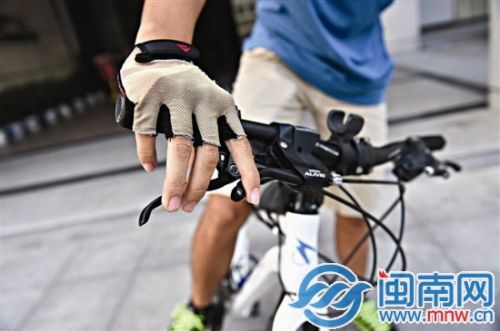 為適應(yīng)右臂，前后輪剎車柄都裝在右邊的車把上