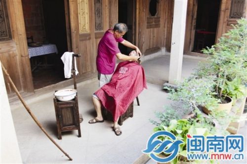 莊炮城說(shuō)，以前進(jìn)大戶人家剃頭,，一般就在天井兩側(cè)的廂房前