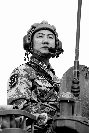 新兵投擲手雷沒爆炸　團長奮勇上前將其引爆(圖)