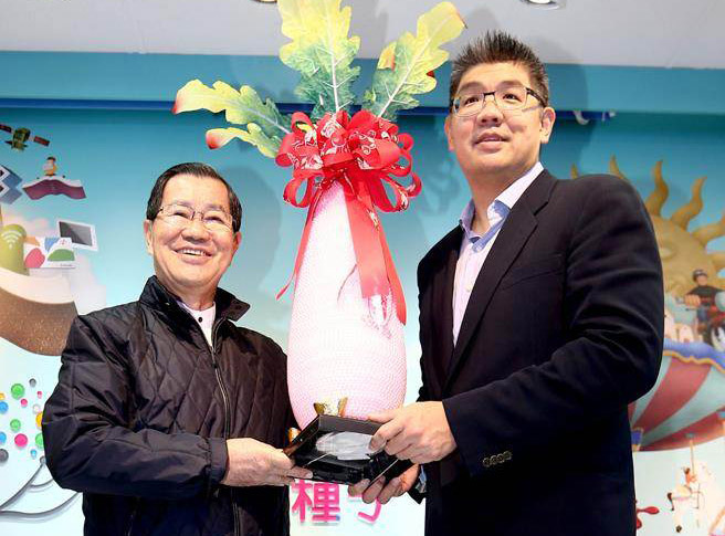 蕭萬長打“經(jīng)濟危機牌”　財經(jīng)約談挺連勝文(圖)