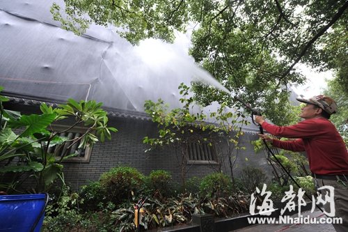 農業(yè)廳宿舍拆樓用上防護網噴水機　不見粉塵四散