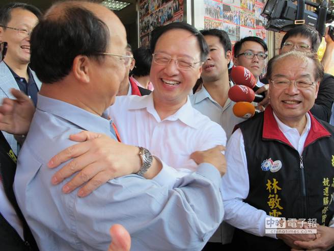 江宜樺送72億大利多　以擁抱力挺胡志強連任市長