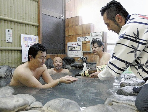 日本熊本市推出“酒溫泉”　溫泉中加清酒和酒糟