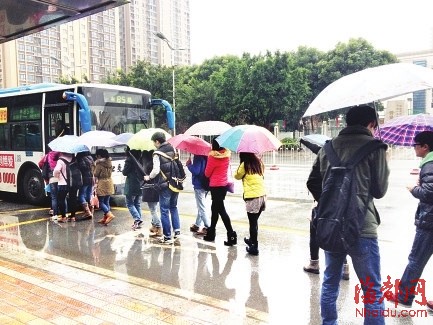 公交站臺(tái)積滿雨水　市民和學(xué)生仍有序上車獲贊　