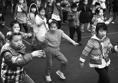 榕小學(xué)生課間操跳《小蘋果》　十幾項每天輪著跳
