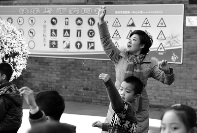 榕小學(xué)生課間操跳《小蘋果》　十幾項每天輪著跳