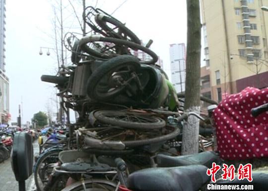 南京地鐵口現(xiàn)自行車“墳場”　市民不便城管叫苦