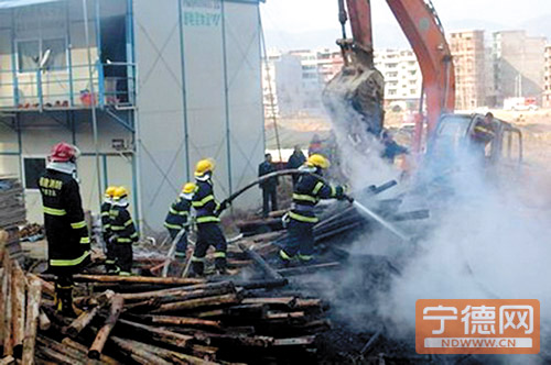 建筑工地突發(fā)大火蔓延迅速　撲滅及時(shí)無人員傷亡