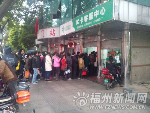 市民充值公交卡花兩小時　盼恢復報刊亭充值業(yè)務