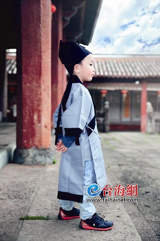龍巖最萌“小書童”網(wǎng)絡(luò)走紅　平日貪玩淘氣(圖)