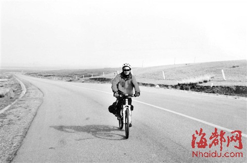 七旬依伯環(huán)騎青海湖　花萬元買車一年騎行上萬里