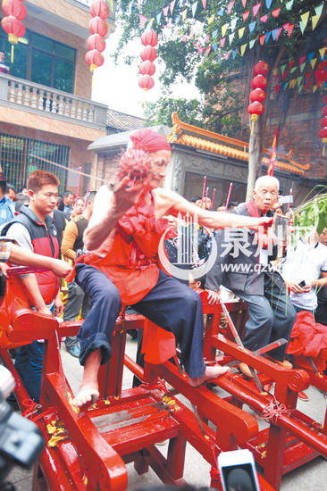 漳州“坐刀轎”：8旬老人手拿法器 赤腳穩(wěn)坐刀尖