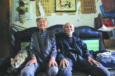 100歲爺爺97歲奶奶 有一種幸福叫80年不分開(圖)