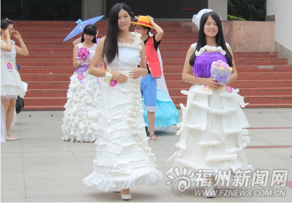 福建農(nóng)林大學(xué)生婚紗服走秀　原料來(lái)自打印店廢紙