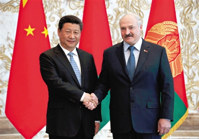 習(xí)近平抵達(dá)白俄羅斯開(kāi)始訪問(wèn)　總統(tǒng)在舷梯前迎接