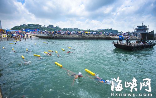 六百“泳士”競渡海壇海峽　最終僅68人游完全程