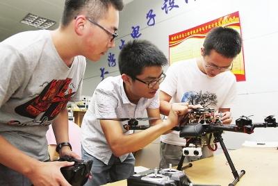 福大學生研發(fā)“千里眼”獲比賽金獎　能聽懂人話
