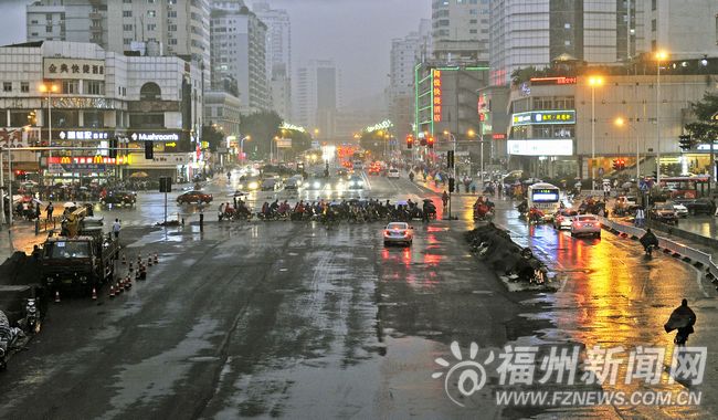 城區(qū)拆除施工圍擋迎青運(yùn) 包括地鐵1號(hào)線沿線圍擋