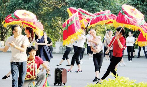 漳州民間特色舞蹈“大鼓涼傘”將登上青運(yùn)開(kāi)幕式