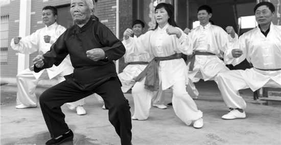 “功夫奶奶”習武九十年：數(shù)十年沒去過醫(yī)院(圖)