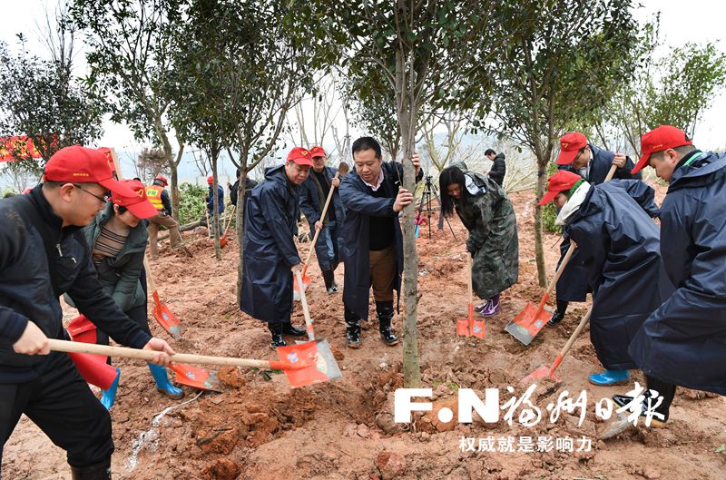 尤權(quán)于偉國等參加全民義務(wù)植樹活動