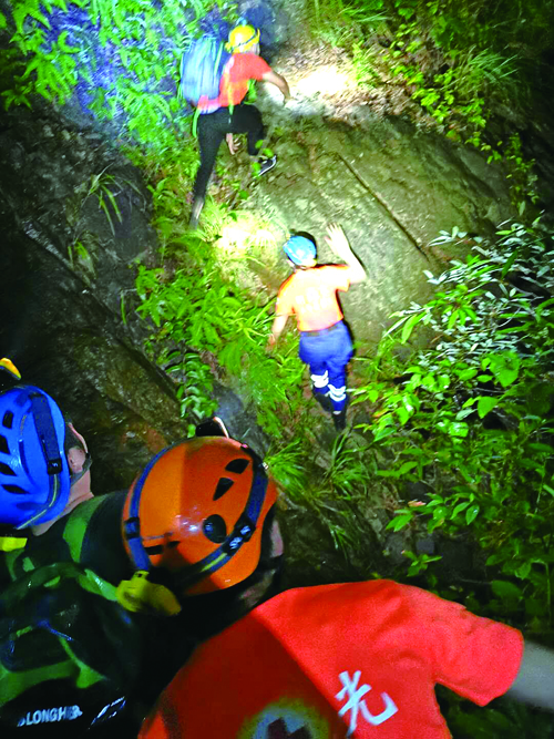 驢友雨夜被困 救援隊(duì)緊急營救