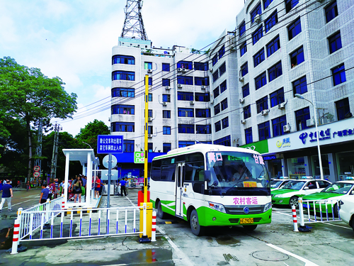 縣城街心廣場交通站點投用