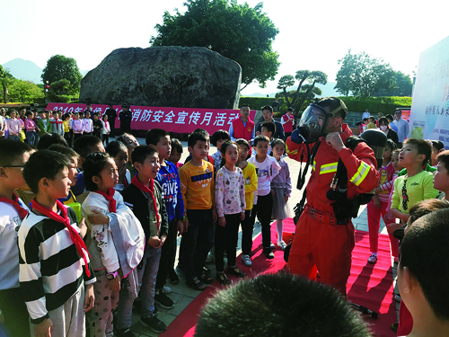 我縣啟動(dòng)119宣傳月活動(dòng) 市民“打卡”學(xué)消防