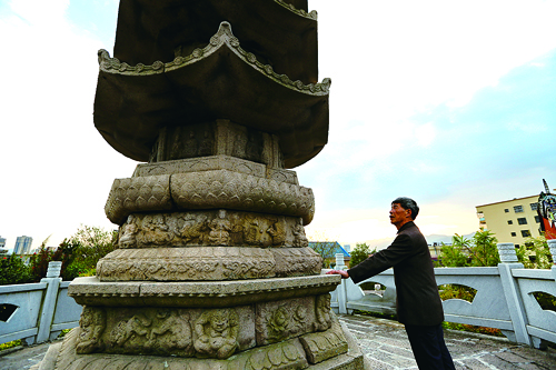 靜矗淘水聽(tīng)風(fēng)雨   塔凌峰頂鐘靈秀