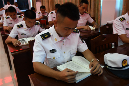 獻禮建軍節(jié) 送書進軍營