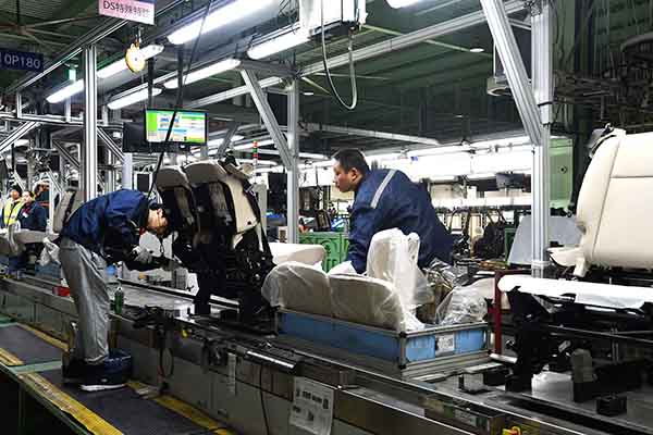 聚力強“鏈”  “汽”勢磅礴       東南汽車城充分發(fā)揮龍頭企業(yè)“鏈主”作用，推動上下游配套企業(yè)加快“智改數(shù)轉(zhuǎn)”,，汽車產(chǎn)業(yè)集群加速崛起