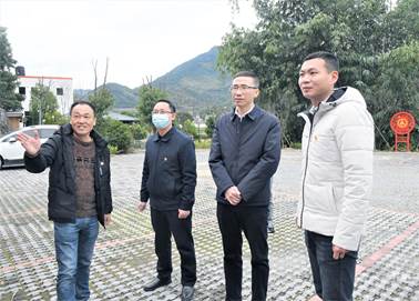 走訪慰問脫貧戶,、調研第一書記下派村，縣領導高度重視鄉(xiāng)村振興