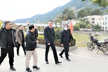 走訪慰問脫貧戶、調研第一書記下派村,，縣領導高度重視鄉(xiāng)村振興