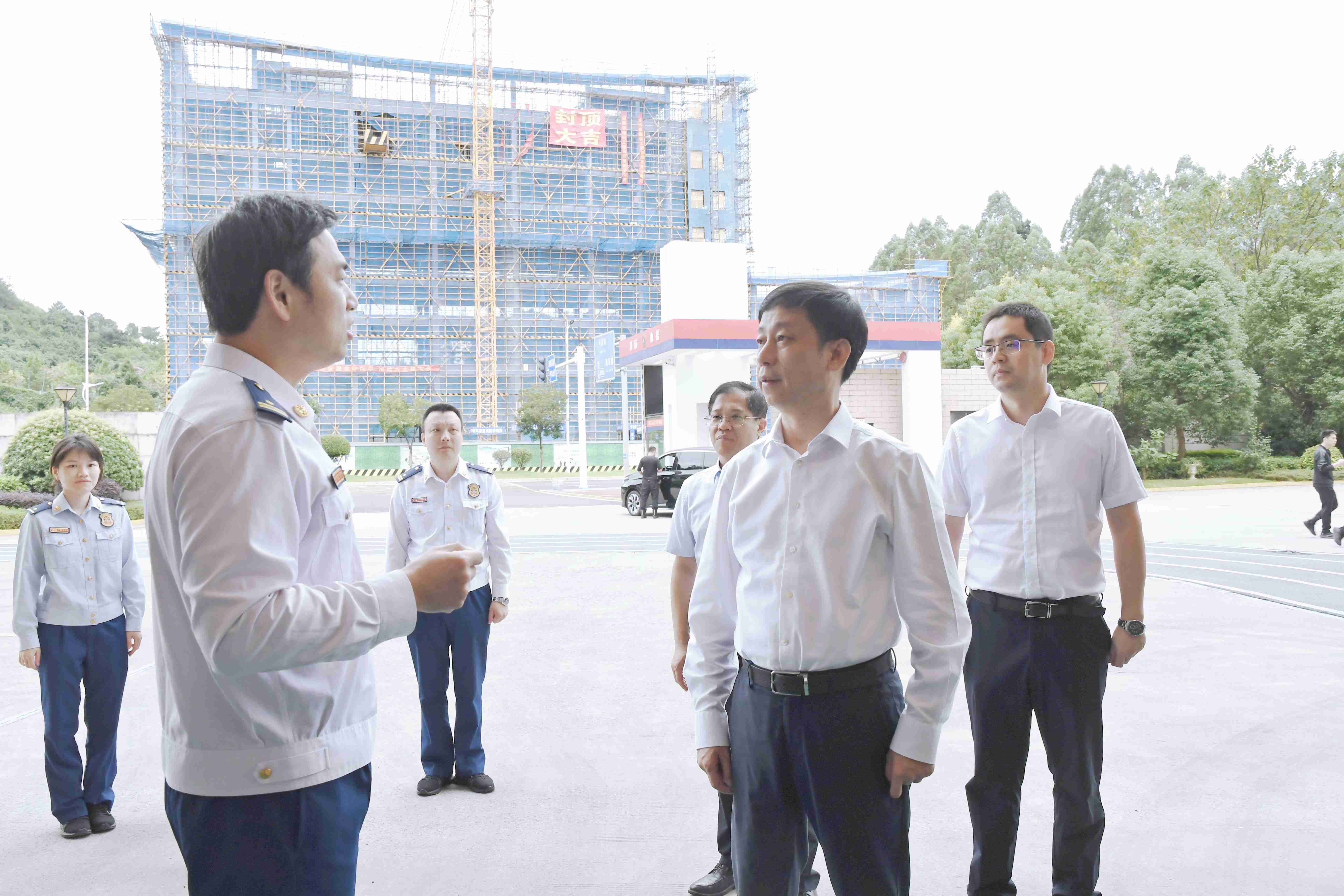 全縣防御臺風(fēng)“康妮”部署會召開,，縣委書記吳永忠檢查防汛防臺風(fēng)工作