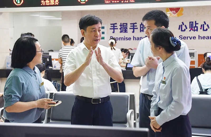 縣委書記走訪調(diào)研縣政務(wù)服務(wù)中心