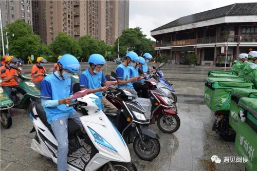 這么多騎手小哥哥在閩都民俗園門口集合，原來是為了做好這件事