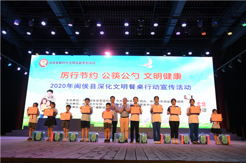童心畫筆彩繪餐桌文明