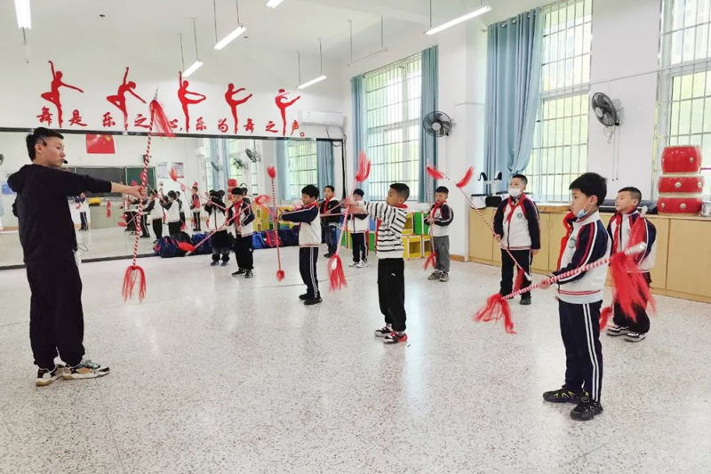 花槍耍起來,！省藝術(shù)館老師教學，同學們都喜歡,！