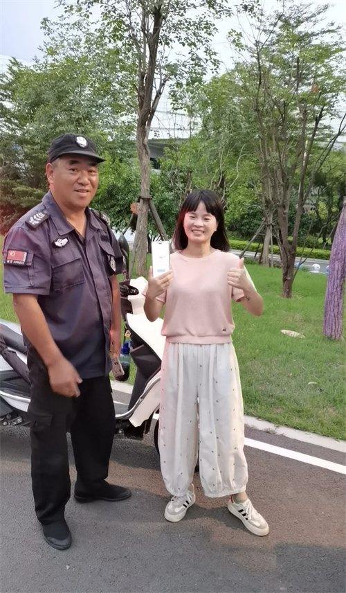 有誠信！撿手機歸還失主