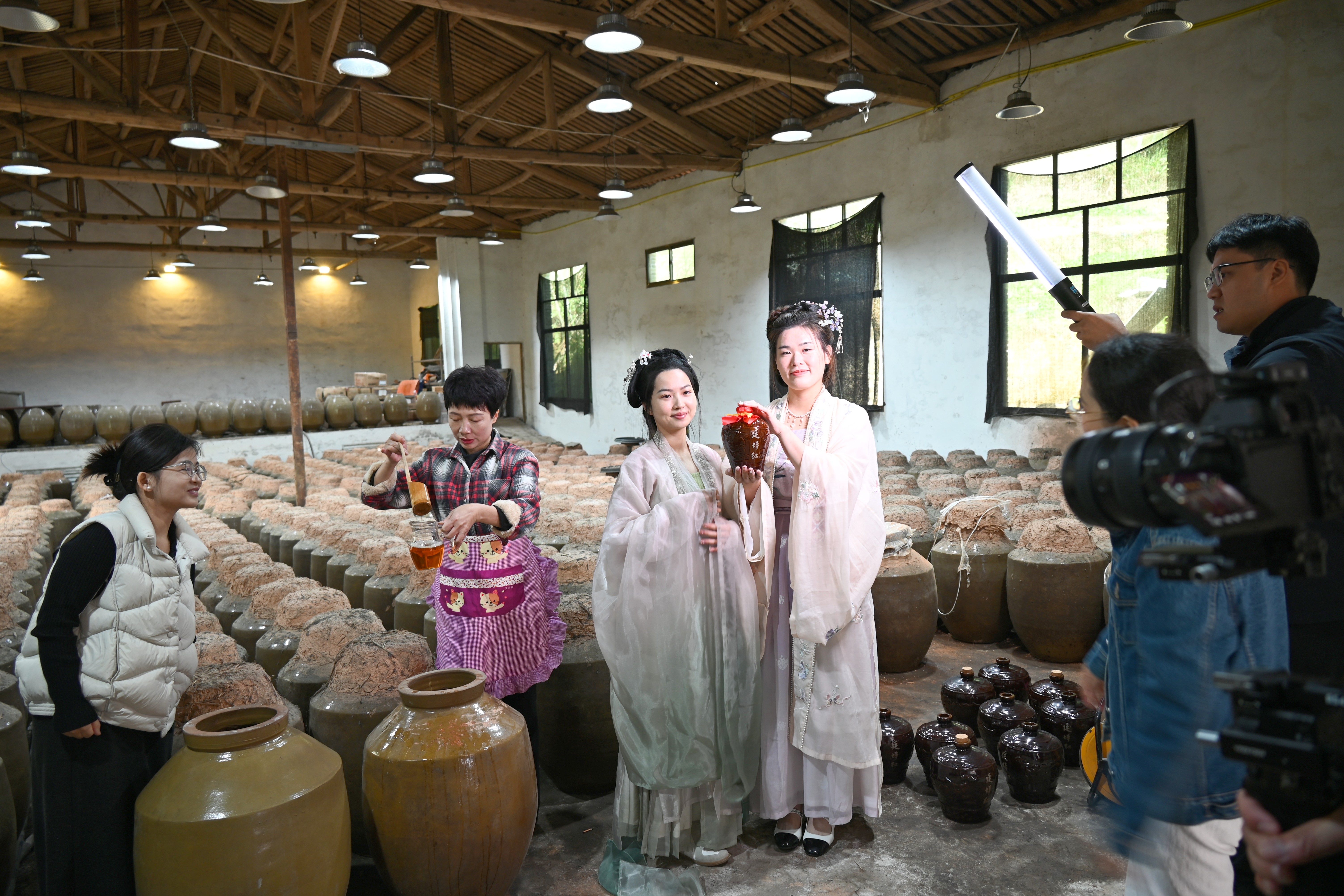 洋里“芳姐”牽手古裝美女，這壇“廷坪紅”香極了,！