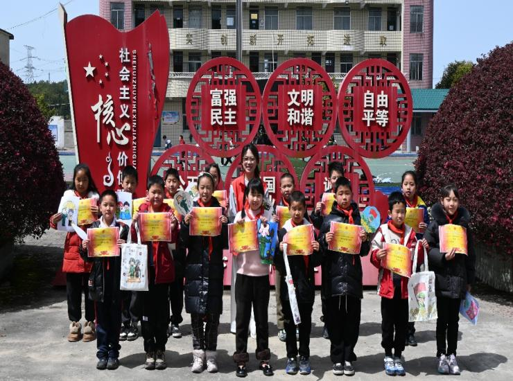 熒光如炬,，薪火相傳 福州英華職業(yè)學院開展“螢火計劃”愛國主義教育進校園主題系列活動