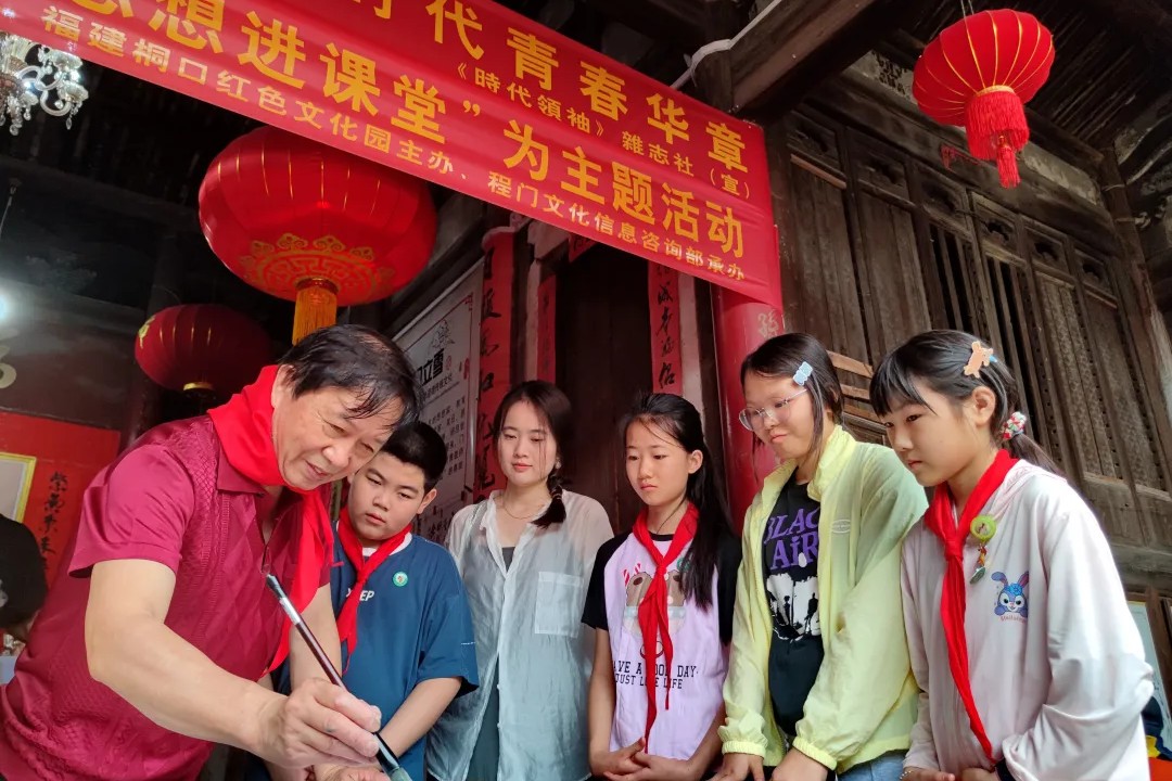 當(dāng)萌娃遇上國(guó)畫大師,！閩侯這場(chǎng)跨越年齡的文化傳承太暖了