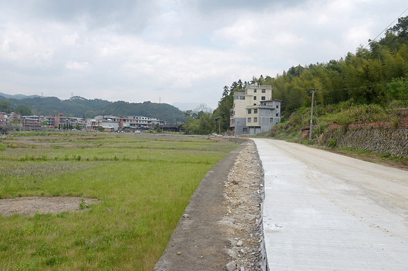 2.▲（大坪至仙山公路,，部分路段已完成路基建設(shè)并鋪設(shè)了水泥?張存金攝）.jpg