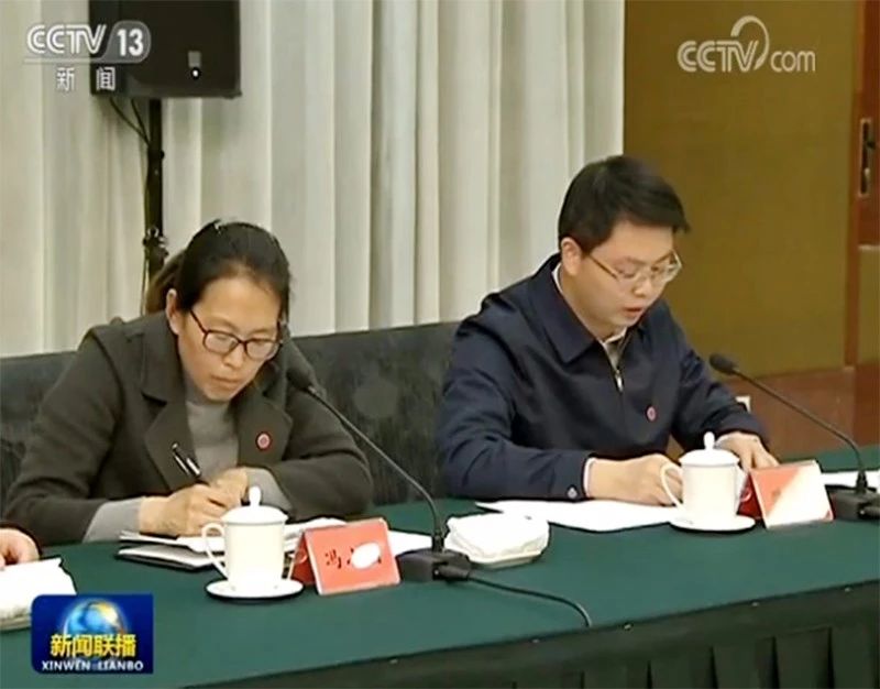 6,、▲（閩侯縣副縣長,，寧夏固原市隆德縣委常委、副縣長樊學雙（右）在打好精準脫貧攻堅戰(zhàn)座談會上發(fā)言).jpg